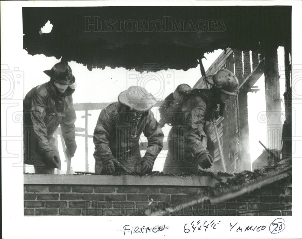1986 Press Photo Firemen Inspect Apartment Damage Fire - Historic Images