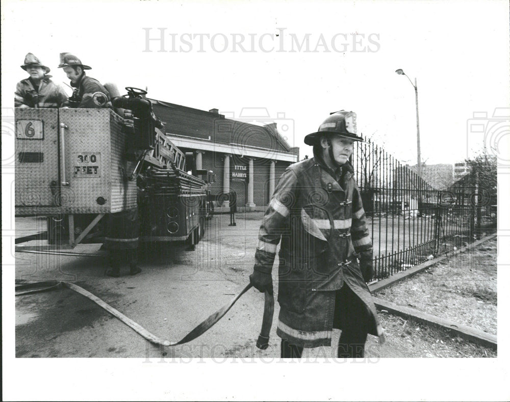 1985 Press Photo Detroit Restaurant Firefighters Arrive - Historic Images