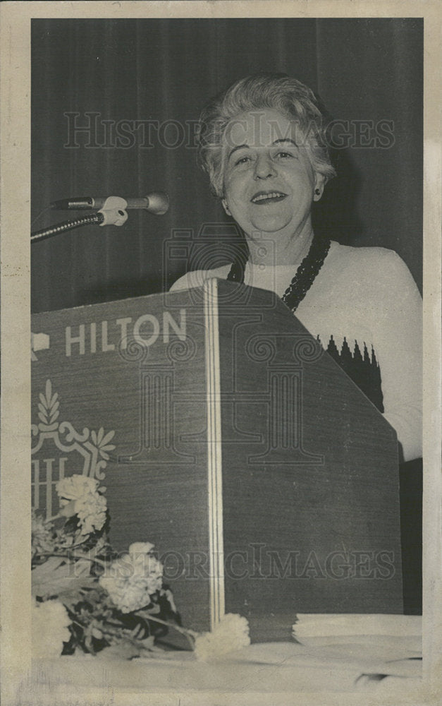 1972 Press Photo Home Econ Asst Admin Cowden Speaking - Historic Images