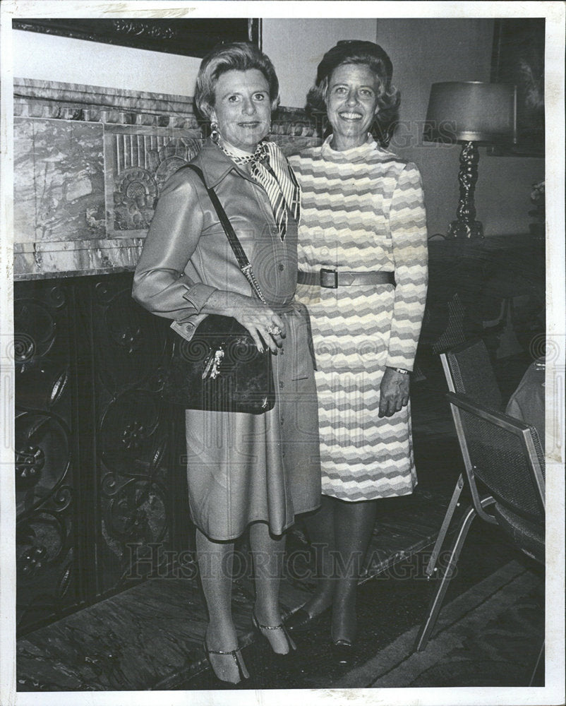 1975 Press Photo Women&#39;s Society Larsen Cozart - Historic Images