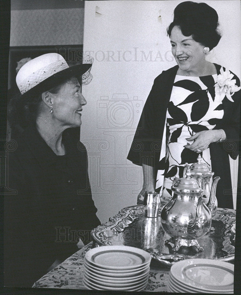 1964 Press Photo Gail Ireland Lloyd Page Hospital - Historic Images