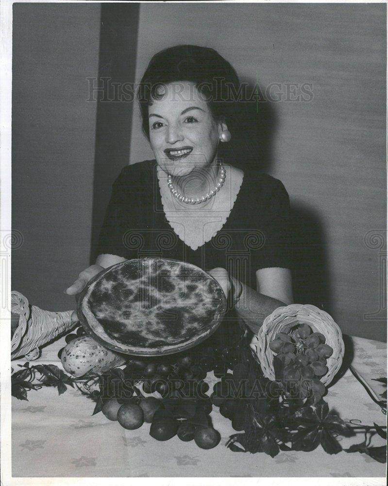 1962 Press Photo Socialite Ireland Pledging Pie Salv - Historic Images