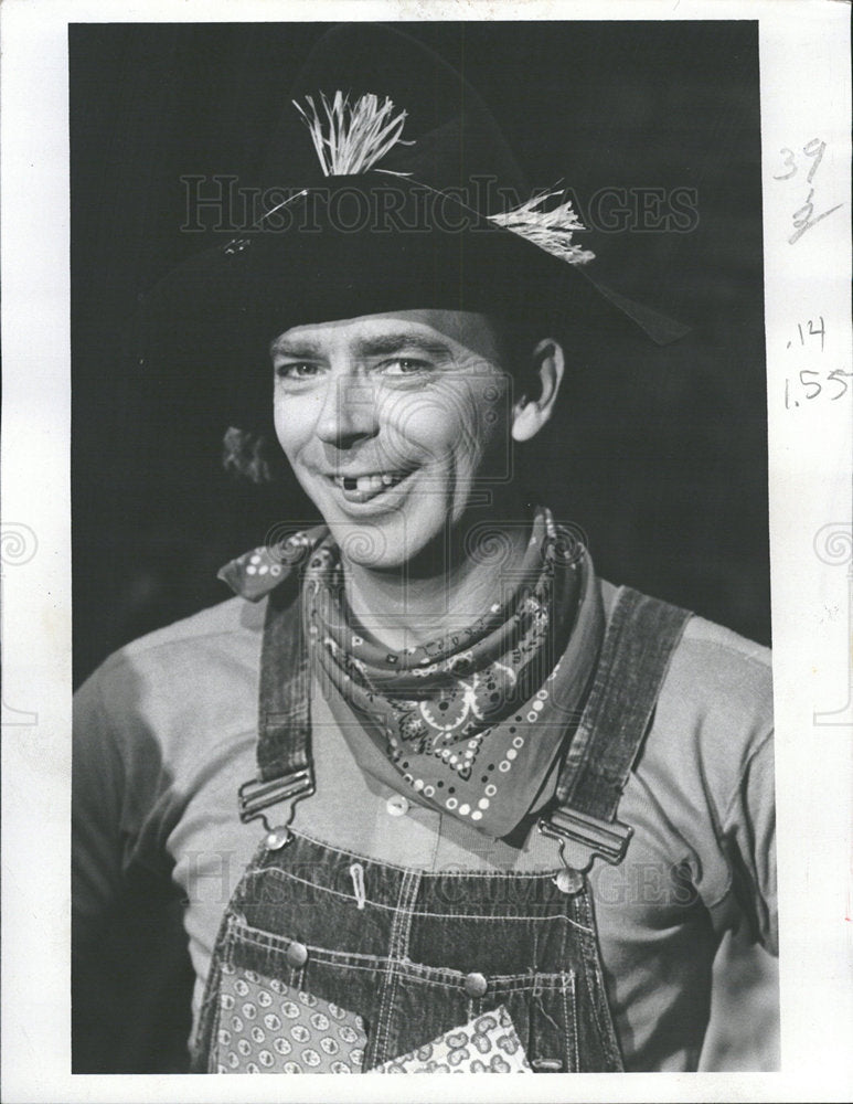 1969 Press Photo Ken Berry Actor Scarecrow Mayberry - Historic Images