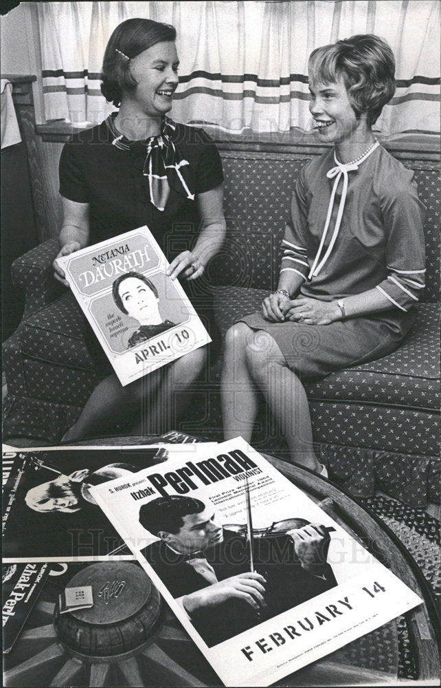 1967 Press Photo Mrs. William Stanley and Mrs. Isenhart - Historic Images