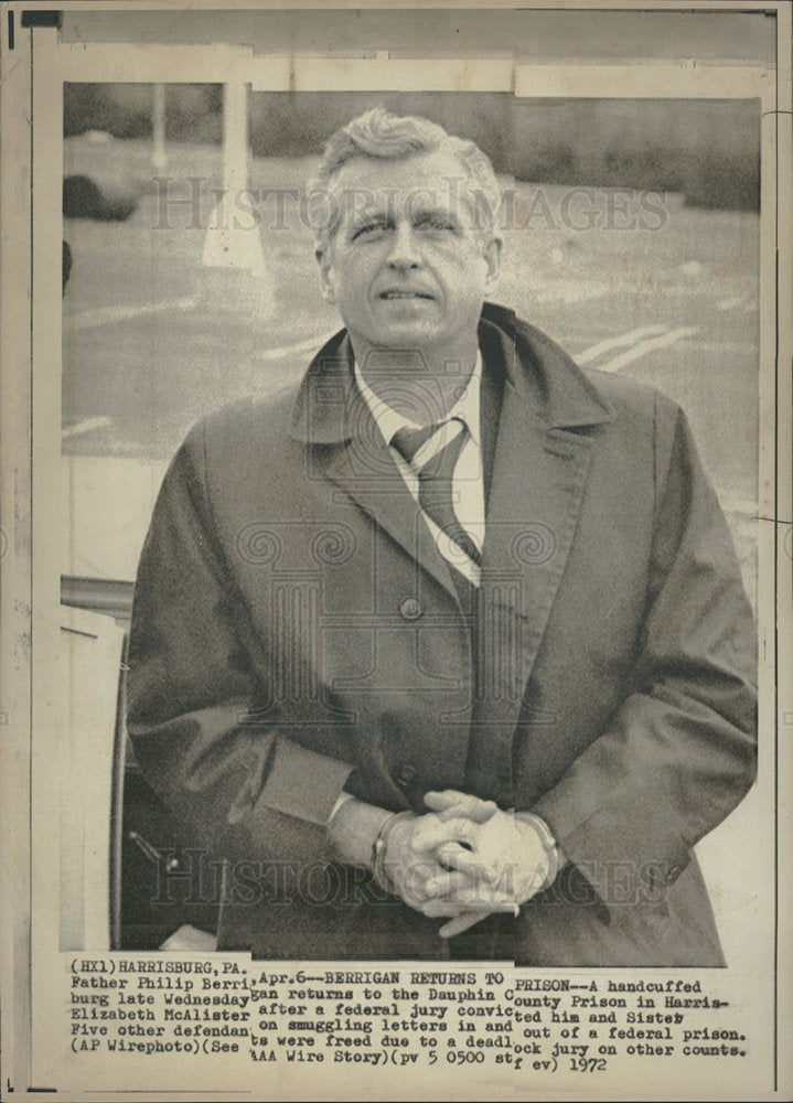 1972 Press Photo handcuffed Father Philip Berrigan - Historic Images