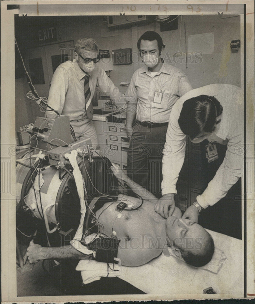 1973 Press Photo Bean examination negative chamber - Historic Images
