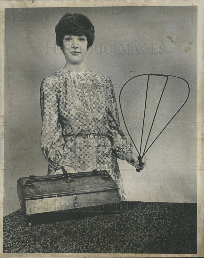 1976 Press Photo Bonnie Clark of Bissell Inc - Historic Images