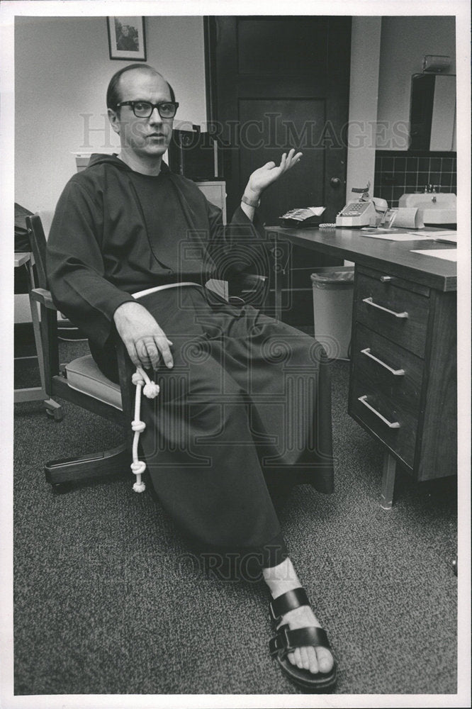 1984 Press Photo St Elizabeth Church Father Emrisek - Historic Images