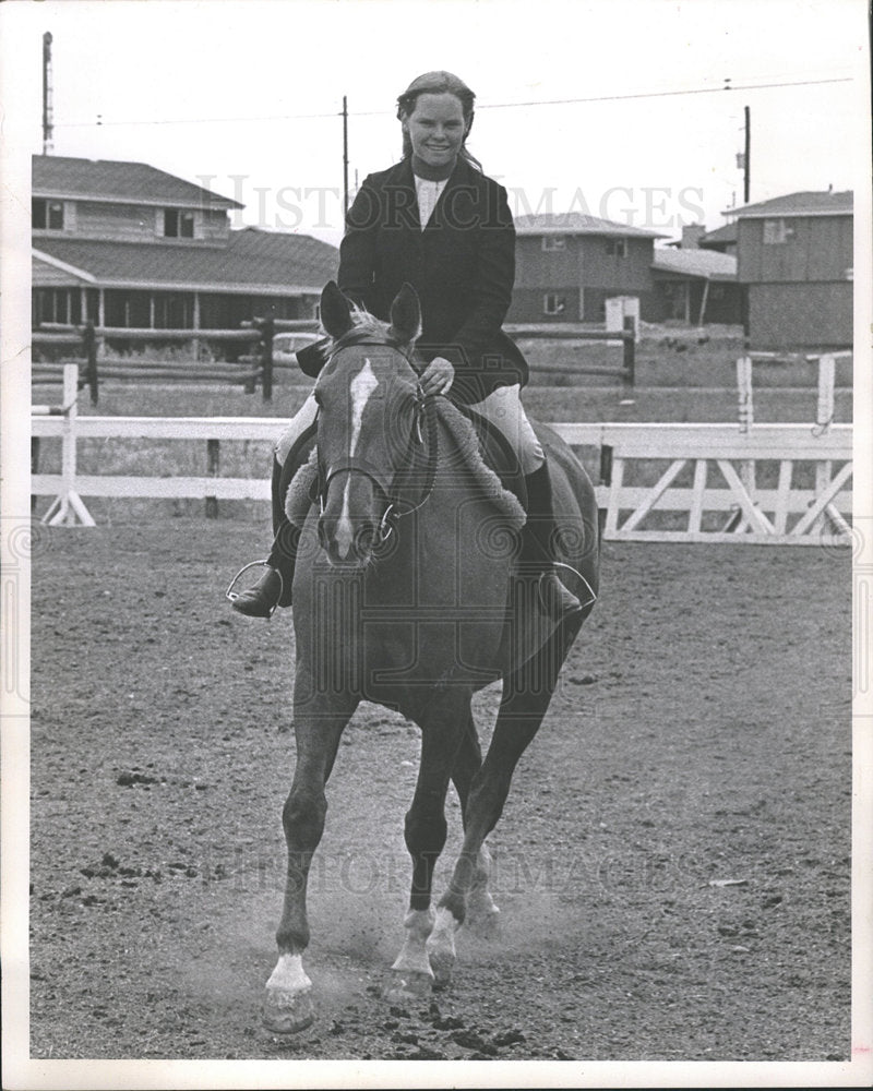 1966 Press Photo Socialite Daughter Emery Riding Horse - Historic Images