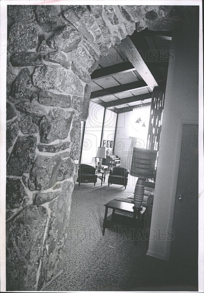 1962 Press Photo Stone Archway Living Room Hall Home - Historic Images