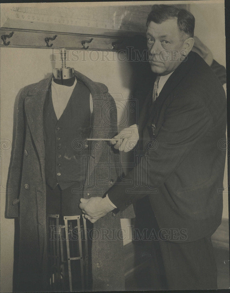 1934 Press Photo William Bahns with  Hario&#39;s Clothes - Historic Images