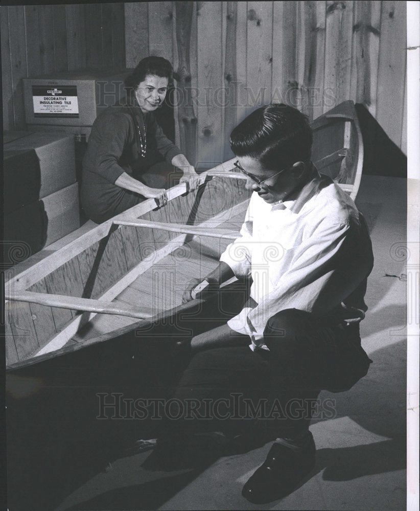 1959 Press Photo Norm &amp; Shirley Larkin Building Canoe - Historic Images