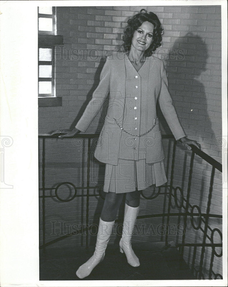 1971 Press Photo Model Mrs. Ronald Adams - Historic Images