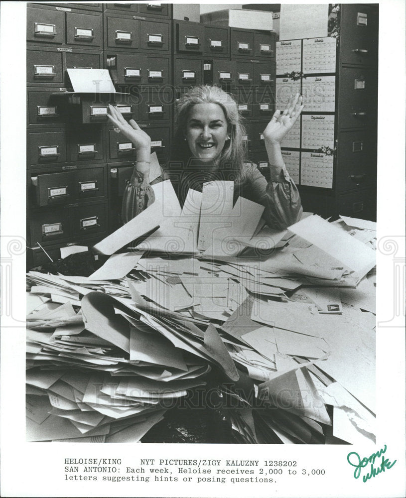1983 Press Photo Heloise and her pile of letters  - Historic Images