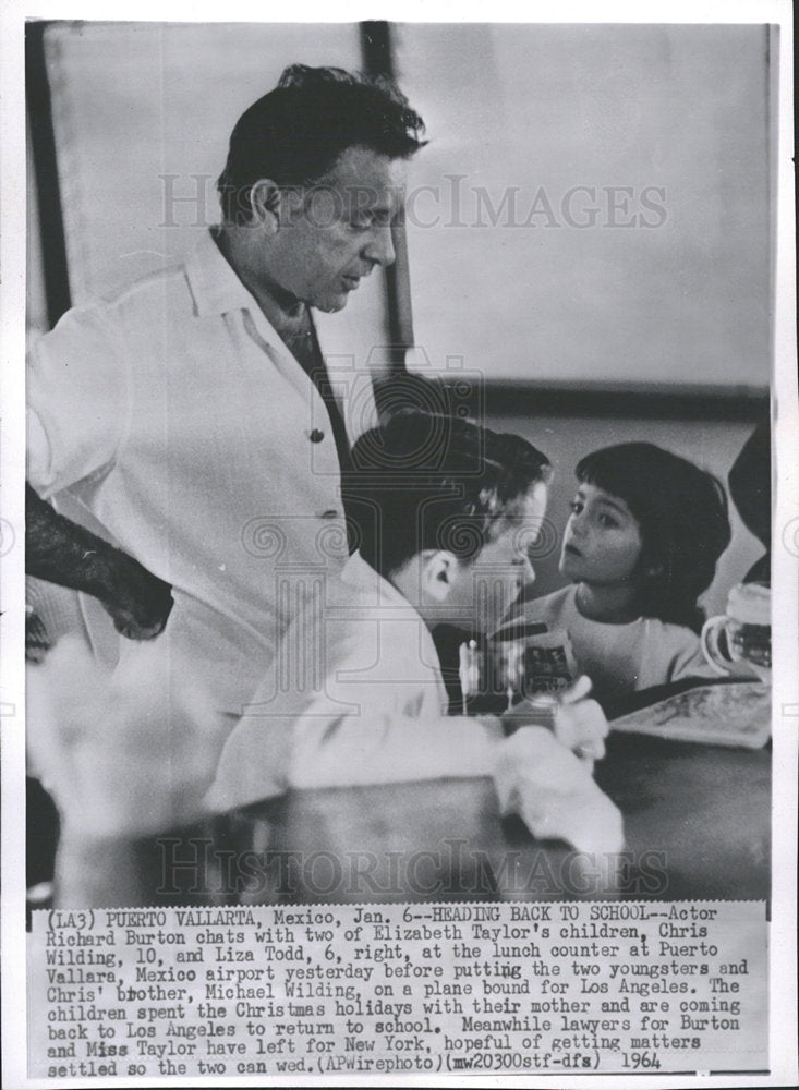 1964 Press Photo Burton Chats with Taylor&#39;s Children - Historic Images