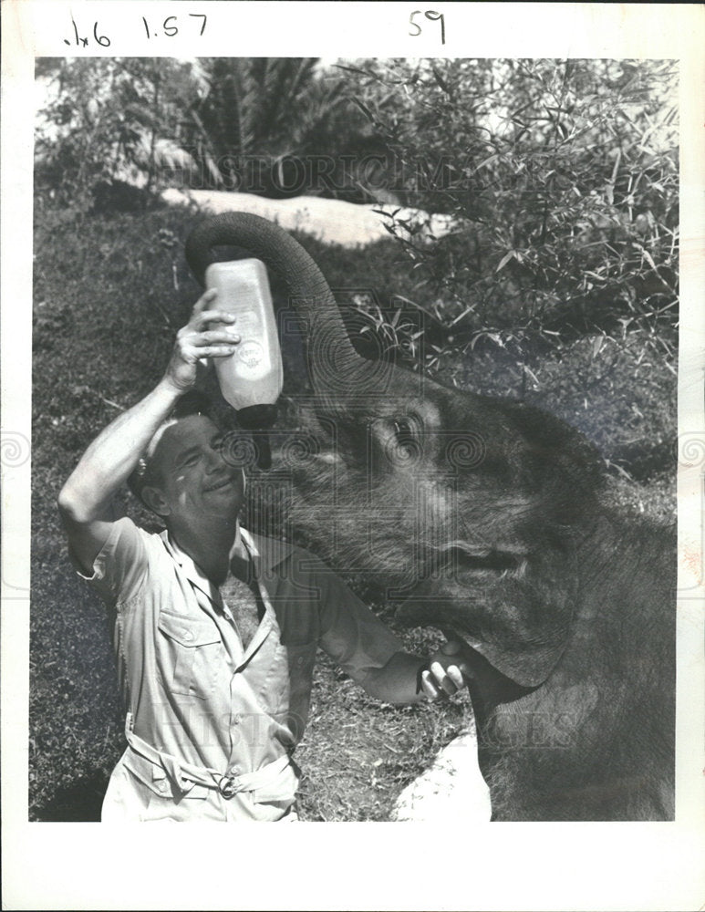 1970 Press Photo Bill Burrud presents on Animal World - Historic Images