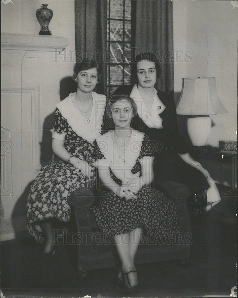 1932 Press Photo Attractive threesome - Historic Images
