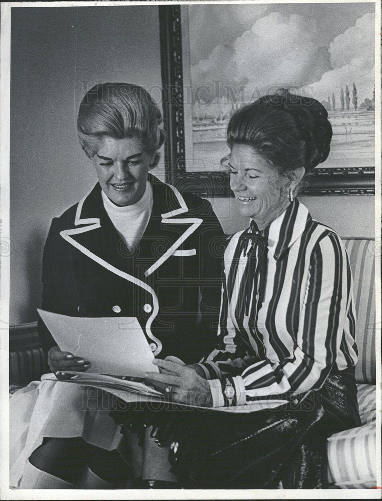 1971 Press Photo Mrs. Ahlborg and Mrs.McCullough - Historic Images