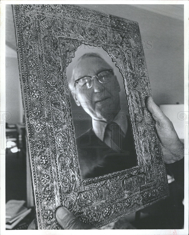 1979 Press Photo Andrews&#39; reflection is mirrored. - Historic Images