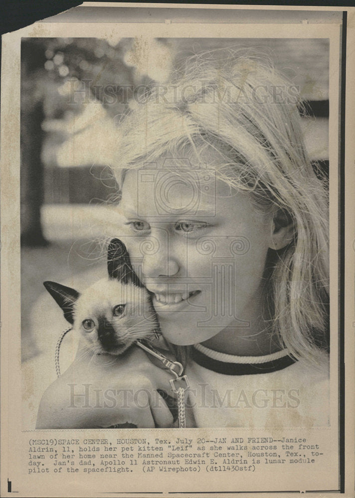 1969 Press Photo Janice Aldrin Holds Her Kitten "Leif' - Historic Images