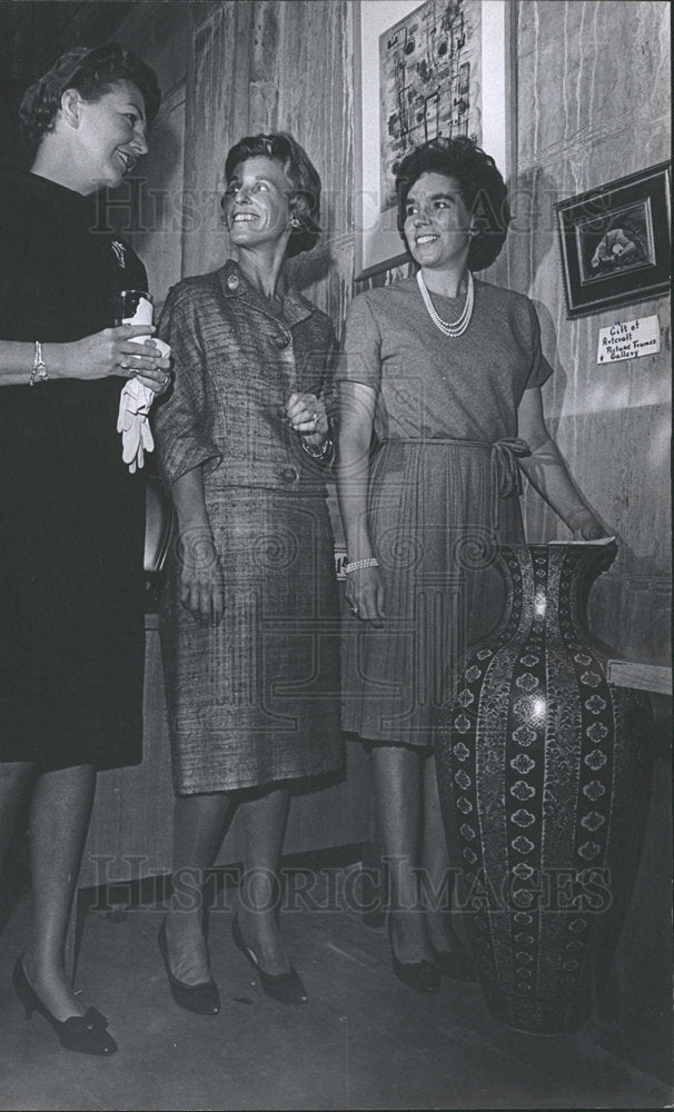 1965 Press Photo A 19th Century Chinese Vase Donation - Historic Images