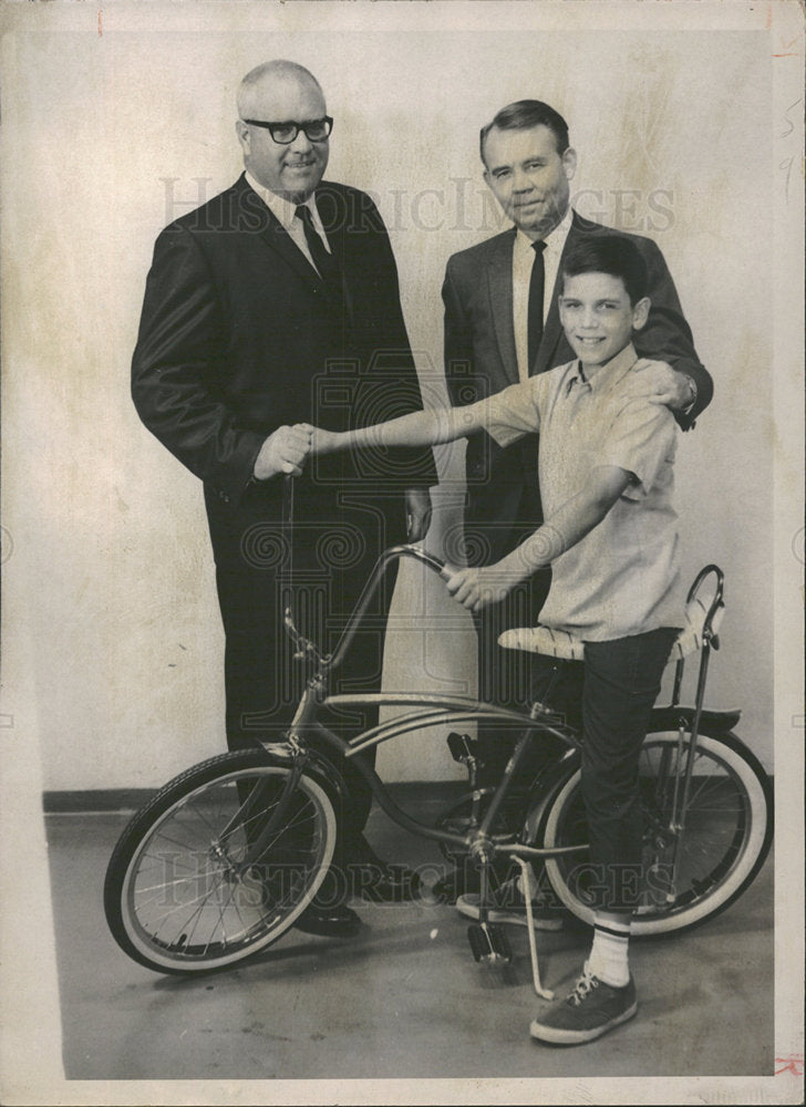 1968 Press Photo Tadd Isam Golden First Prize Color  - Historic Images