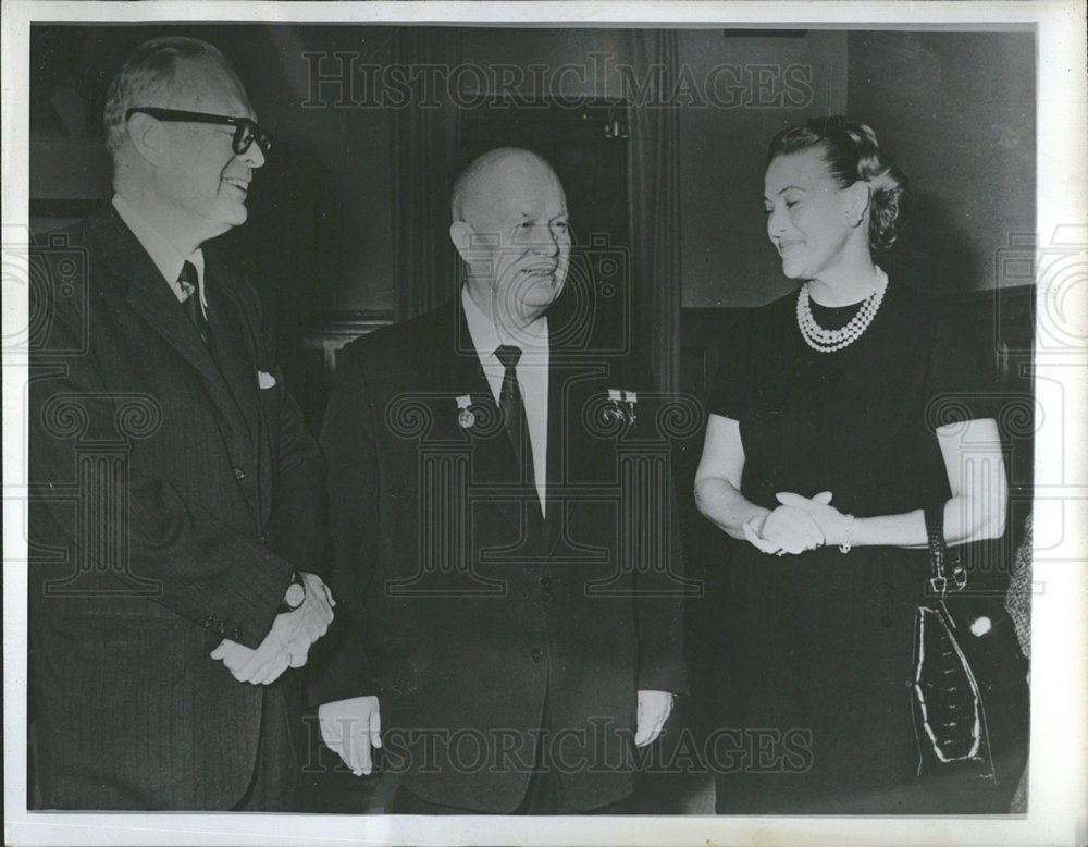 1962 Press Photo Gardner Cowles Red Carpet Treatment - Historic Images