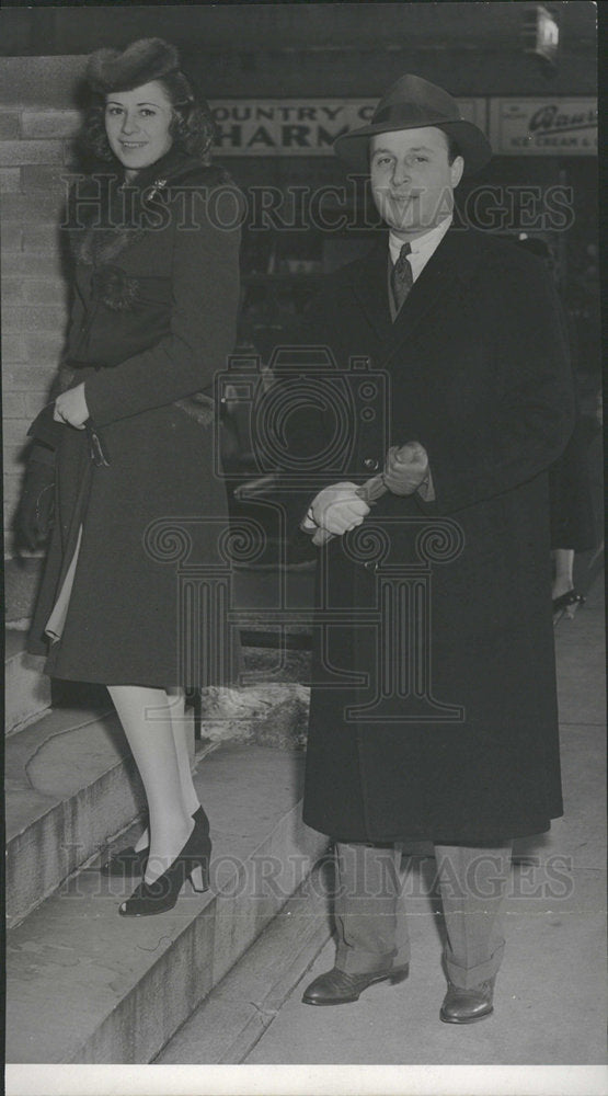 1940 Press Photo Mr. and Mrs. Louis Caldwell Arrive - Historic Images