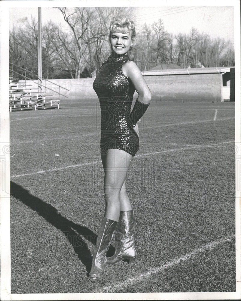 1963 Press Photo Marsha Cook Strikes Bullfight Poses - Historic Images