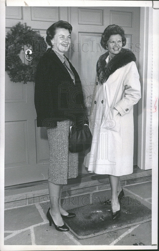 1959 Press Photo William Wilbur Hicks Alfred models  - Historic Images