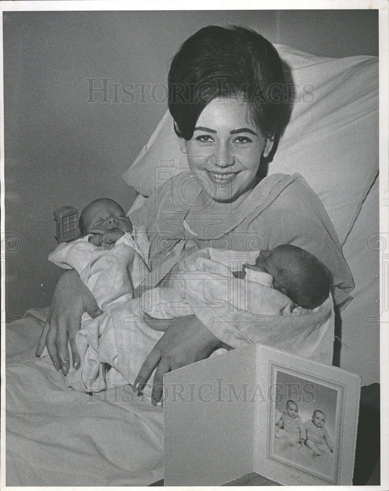 1966 Press Photo Mrs. Raymond L. Fliam Twin Sons - Historic Images