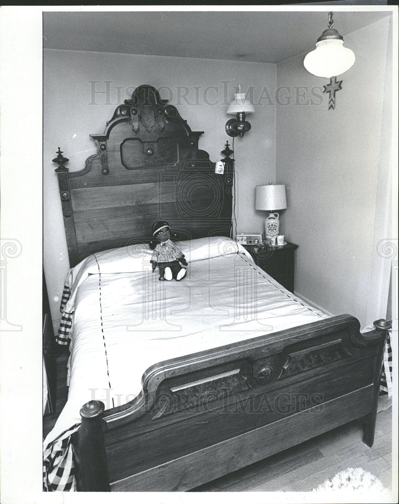 1980 Press Photo 100 Year-Old Walnut Bed - Historic Images