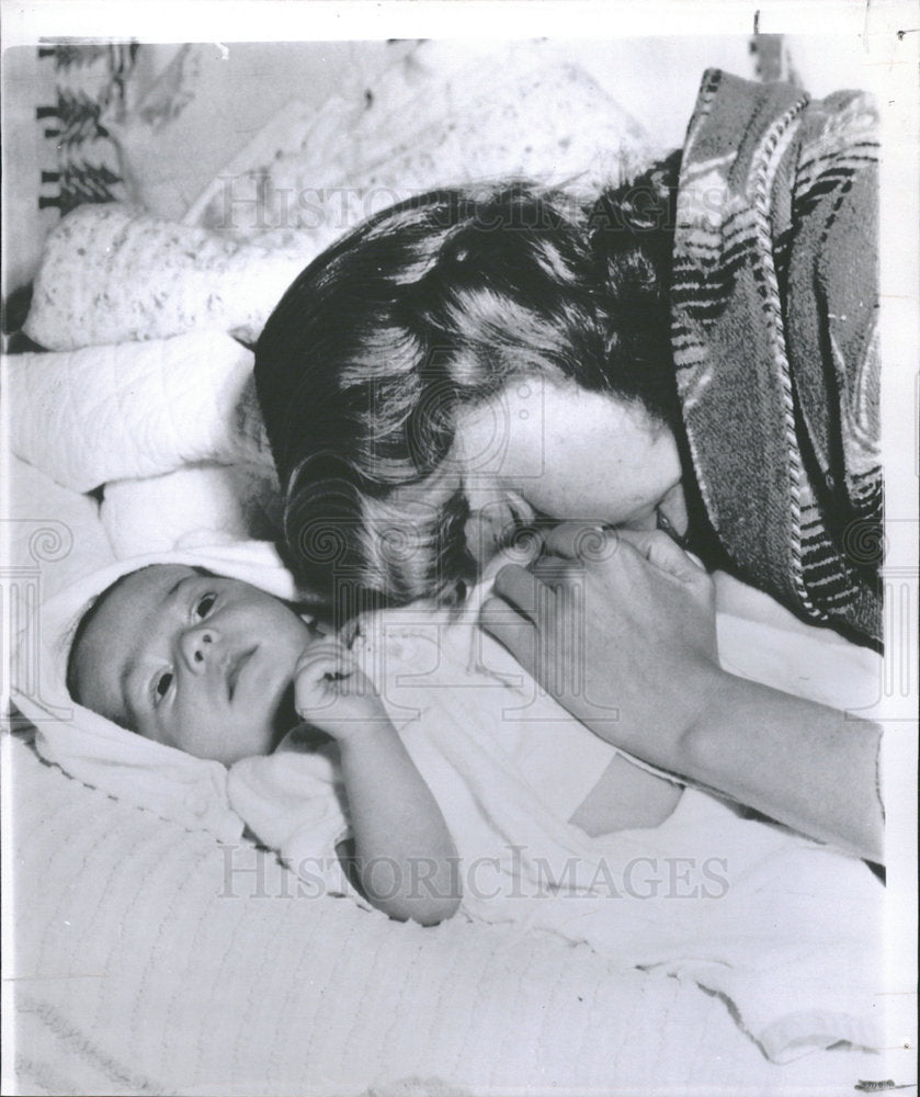 1959 Press Photo Mrs Ruth Flores Eric Aaron Ontario Son - Historic Images