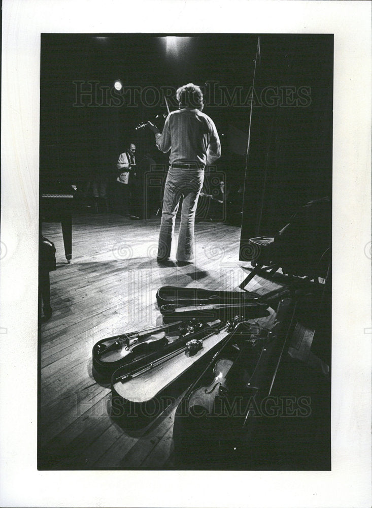 1977 Press Photo John Fodor tunes Violonist Case eight  - Historic Images