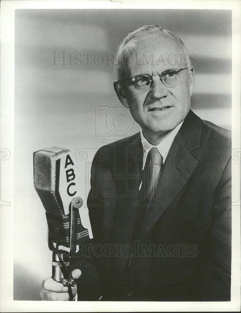 1958 Press Photo Quincy Howe American Journalist CBS - RRY11241 - Historic Images