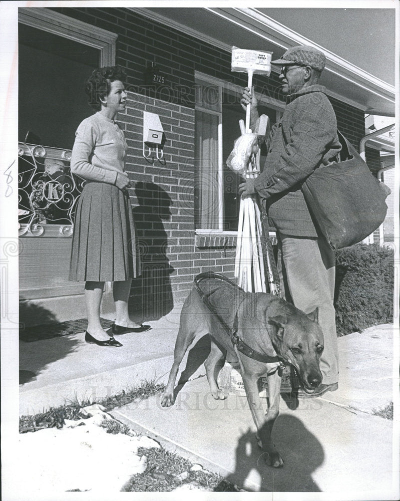 1964 Press Photo Joe Emmons Blind Door to Door Salesman - Historic Images