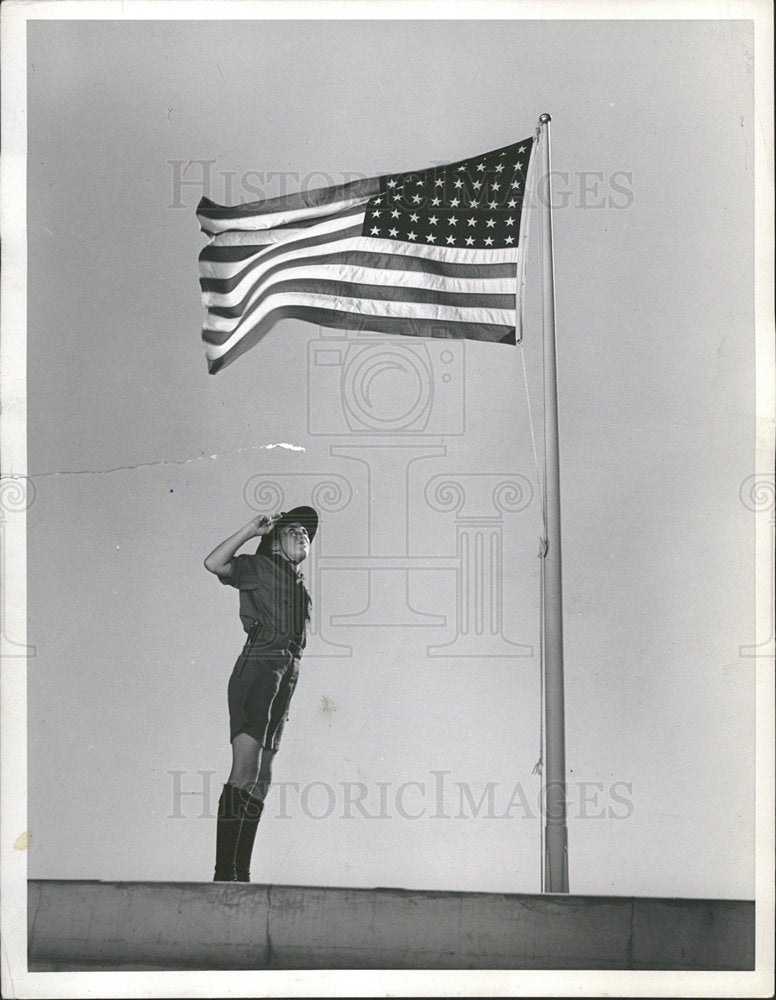 1940 Press Photo Metro Goldwyn Mayor Flag Speak Miller  - Historic Images
