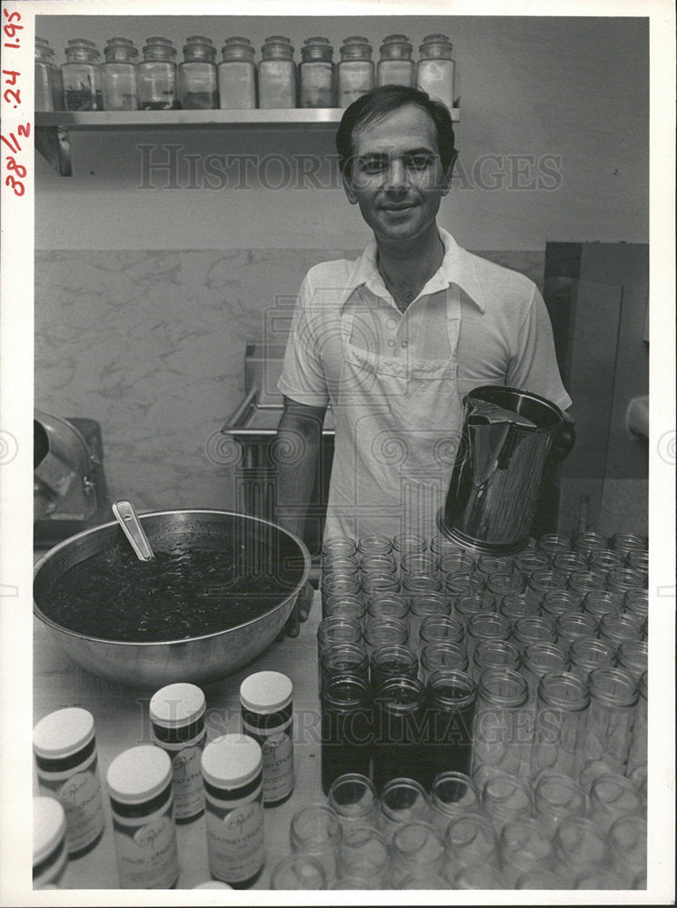 1984 Press Photo CHEF RUMI ENGINEER KITCHEN - Historic Images