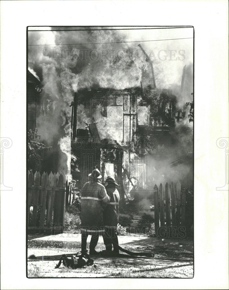 1985 Press Photo House Fire Clean  Can Field Occupied  - Historic Images