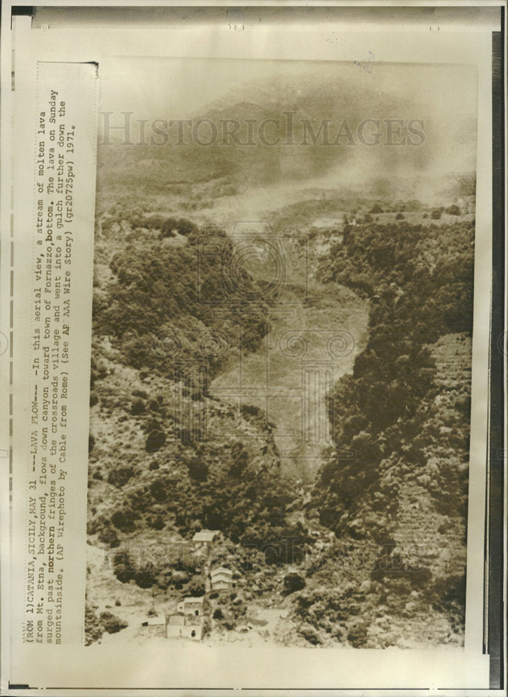 1971 Press Photo Molten Lava Etna Background Fornazzo - Historic Images