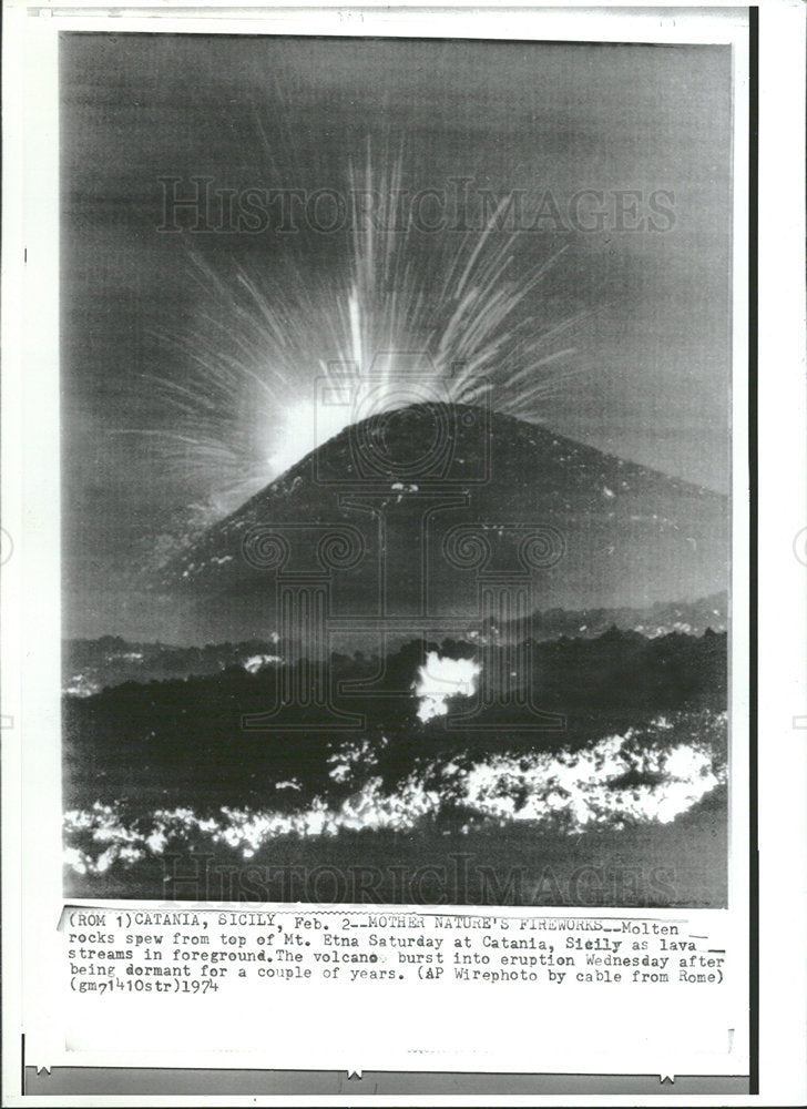 1974 Press Photo Molten Rocks Spew Mount Etna Catania - Historic Images
