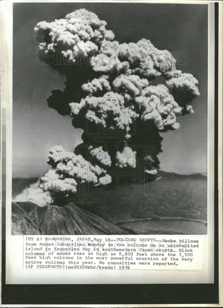 1976 Press Photo Mount Sakurajima Kagoshima Bay erupts  - Historic Images
