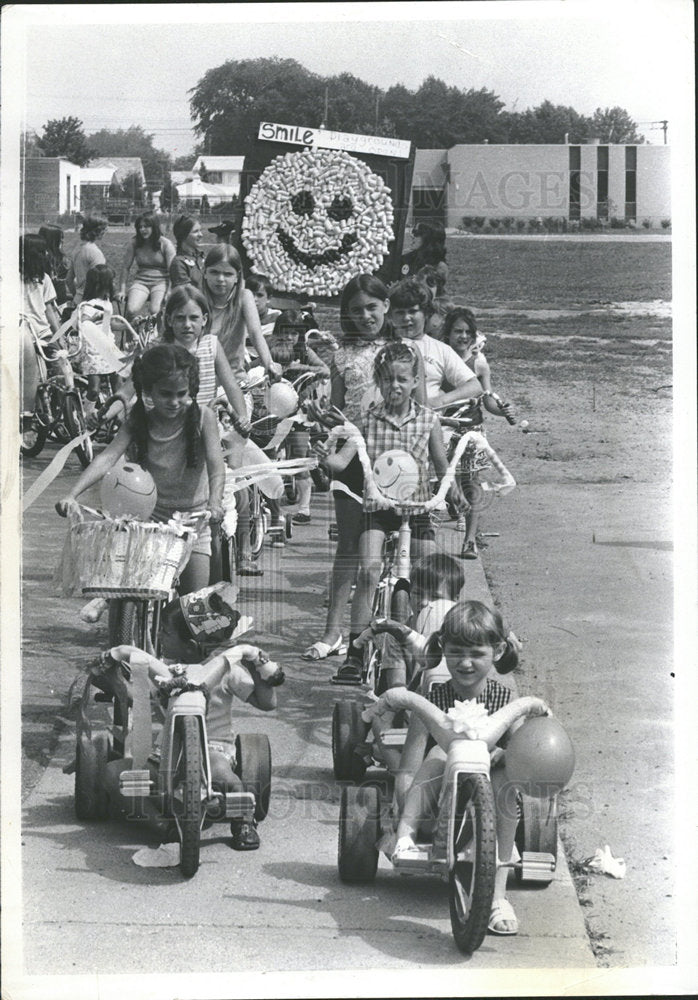 1972 Press Photo Woodland School Wheel Parade Chicago - Historic Images