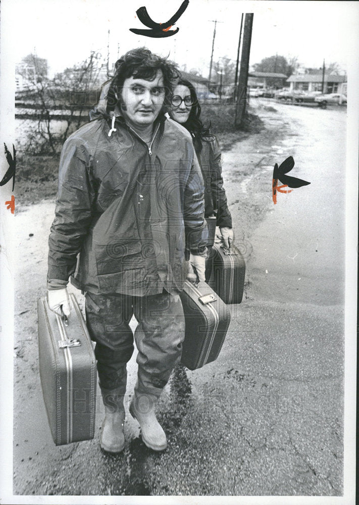 1972 Press Photo Dave Darlene Mikolajczyk Suitcase Out - Historic Images
