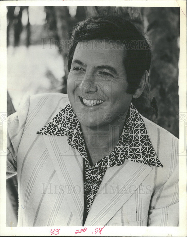 1974 Press Photo Monte Hall Actor Singer Sportscaster - Historic Images