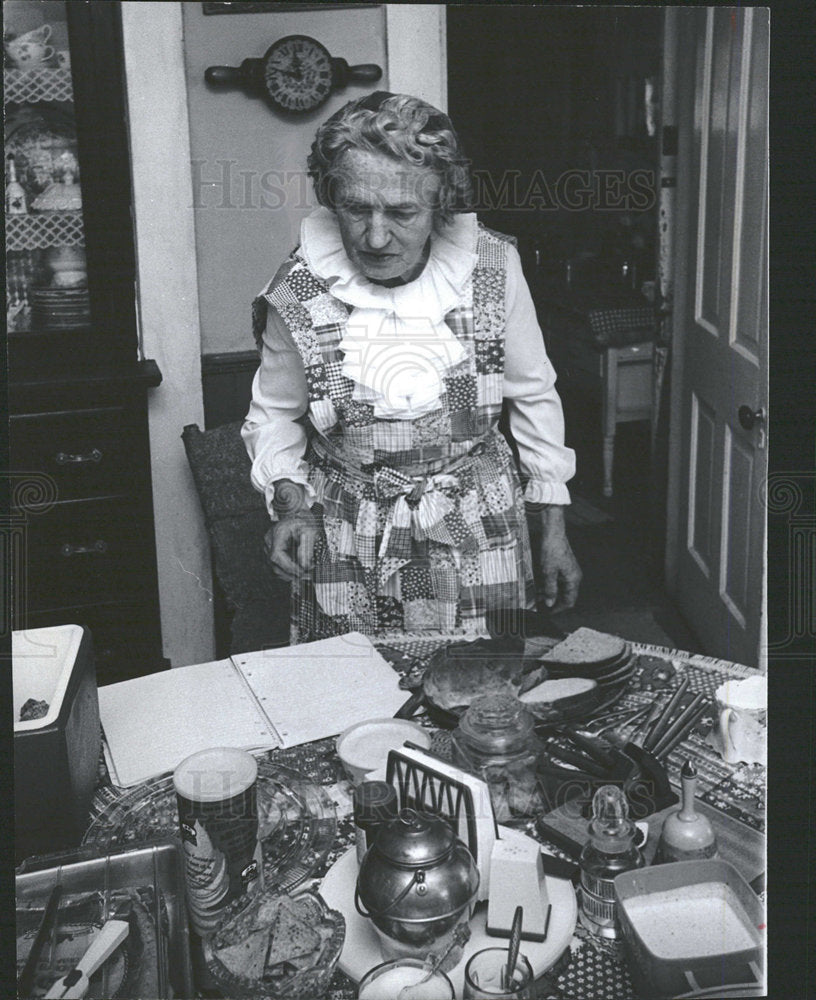1977 Press Photo Anna Ericson Home Bread bake Caraway  - Historic Images