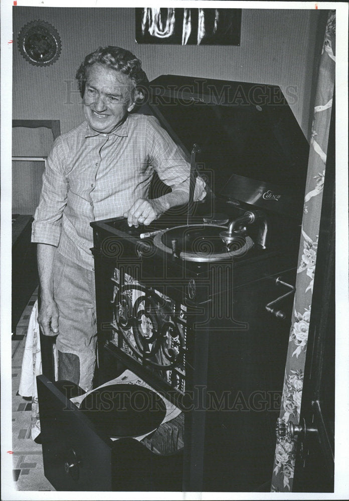 1977 Press Photo Anna Erickson Rancher Phonograph - Historic Images