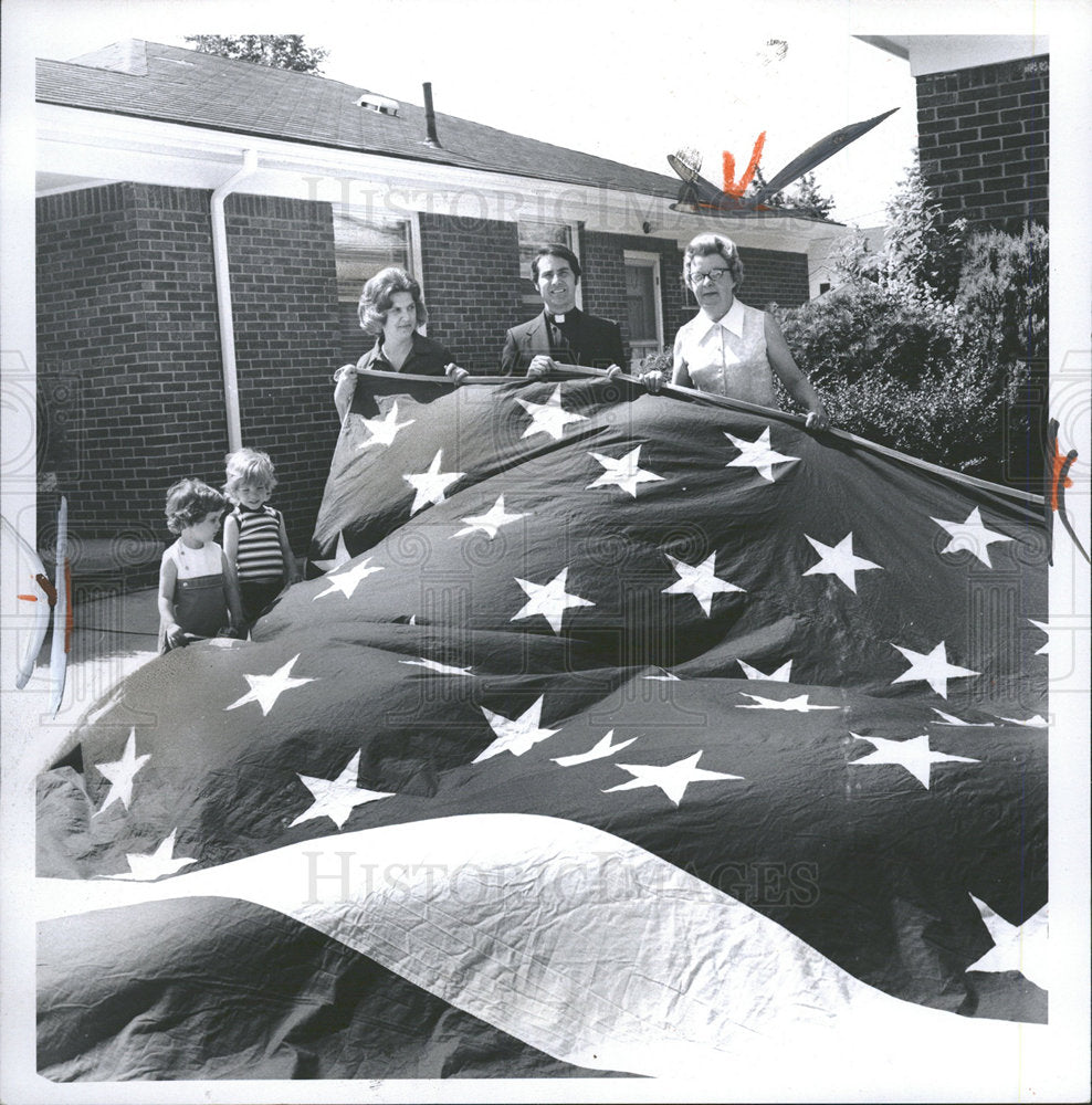 1973 Press Photo Historic Flag Angie Story American  - Historic Images