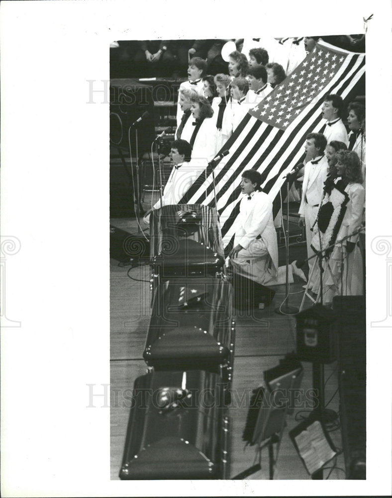 1987 Press Photo Michigan Milford Vocal Ensemble Fires - Historic Images