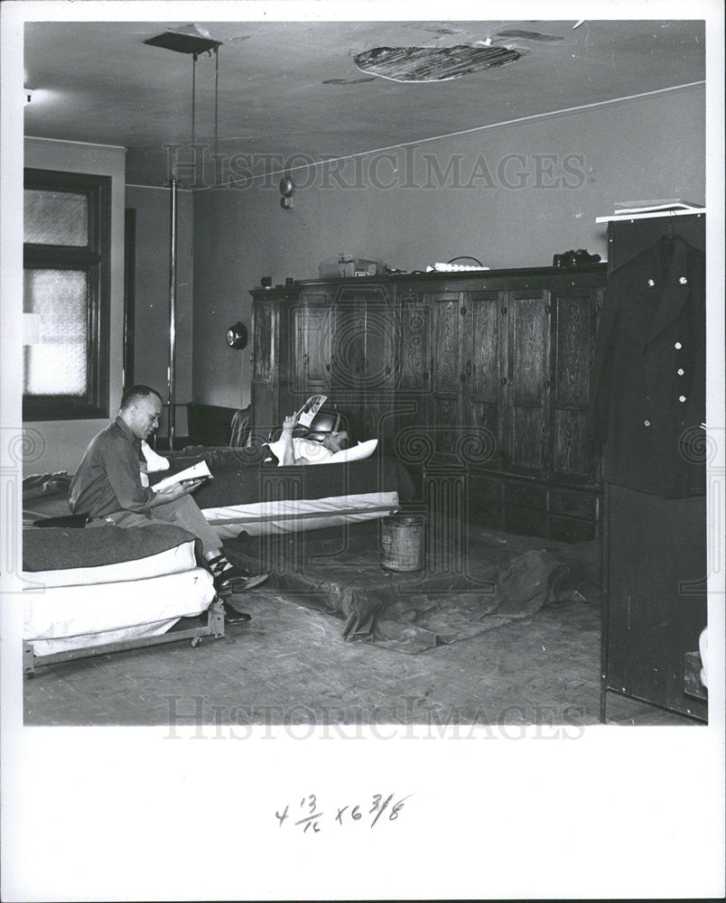 1961 Press Photo Fire Fighters Kenneth Booker Pinkowski - Historic Images